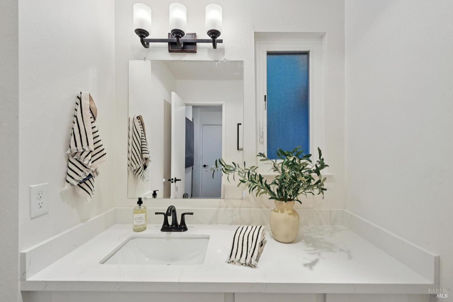 Detail Gallery Image 15 of 21 For 405 Sylvia Way, San Rafael,  CA 94903 - 3 Beds | 2/1 Baths