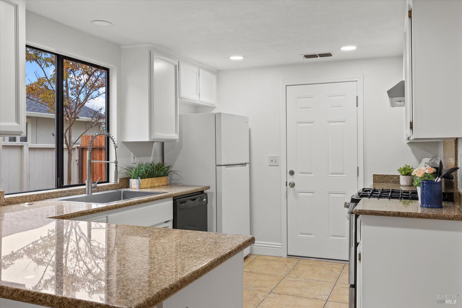 Detail Gallery Image 10 of 28 For 706 Peregrine Way, Vacaville,  CA 95687 - 3 Beds | 2/1 Baths