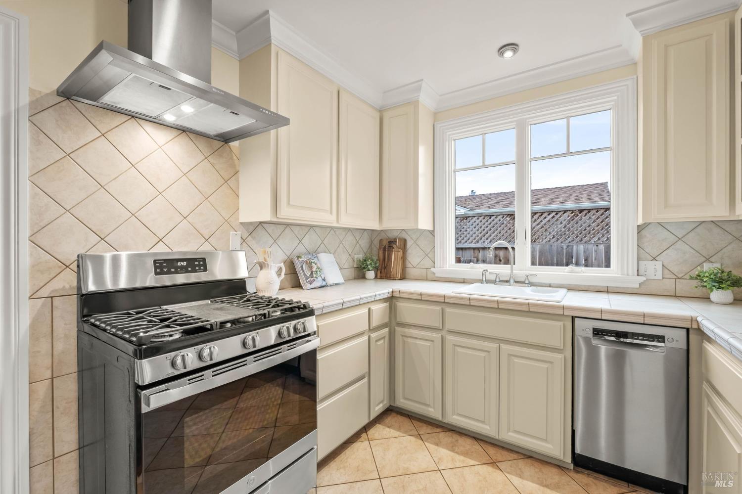 Detail Gallery Image 6 of 43 For 605 Baker St, Petaluma,  CA 94952 - 2 Beds | 1/1 Baths