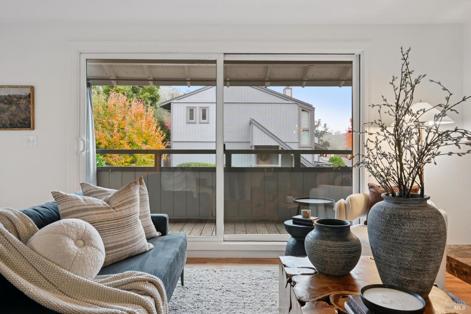 Detail Gallery Image 3 of 21 For 405 Sylvia Way, San Rafael,  CA 94903 - 3 Beds | 2/1 Baths