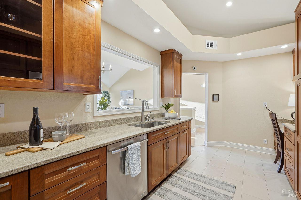 Detail Gallery Image 10 of 34 For 2125 Stonefield Ln, Santa Rosa,  CA 95403 - 2 Beds | 2/1 Baths