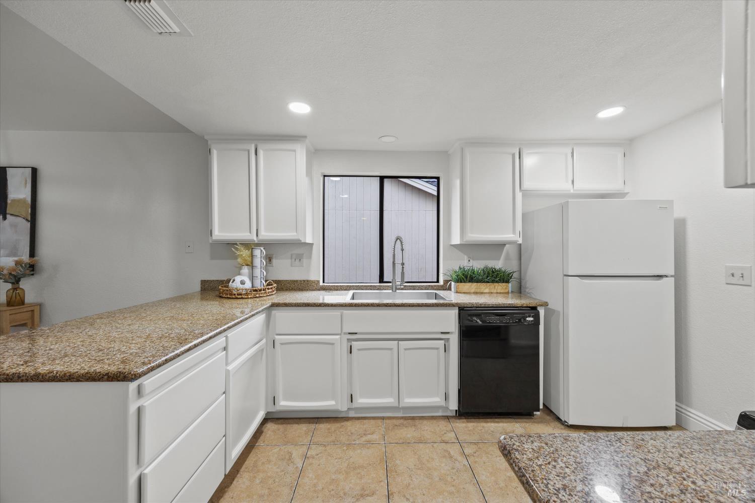 Detail Gallery Image 7 of 28 For 706 Peregrine Way, Vacaville,  CA 95687 - 3 Beds | 2/1 Baths