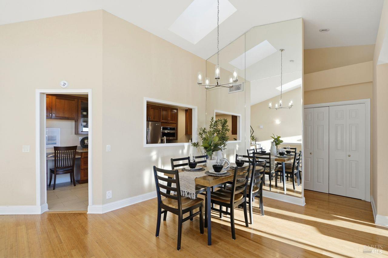 Detail Gallery Image 12 of 34 For 2125 Stonefield Ln, Santa Rosa,  CA 95403 - 2 Beds | 2/1 Baths