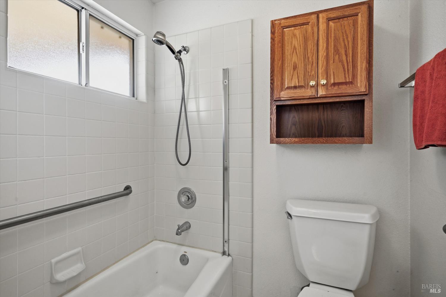 Detail Gallery Image 16 of 38 For 220 Cedar Cir, Healdsburg,  CA 95448 - 2 Beds | 2 Baths