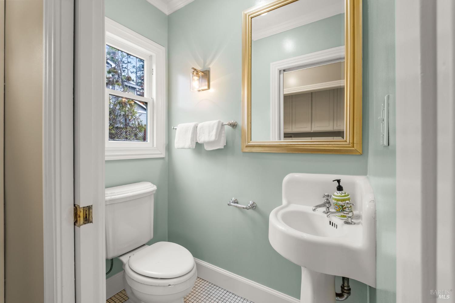 Detail Gallery Image 19 of 43 For 605 Baker St, Petaluma,  CA 94952 - 2 Beds | 1/1 Baths