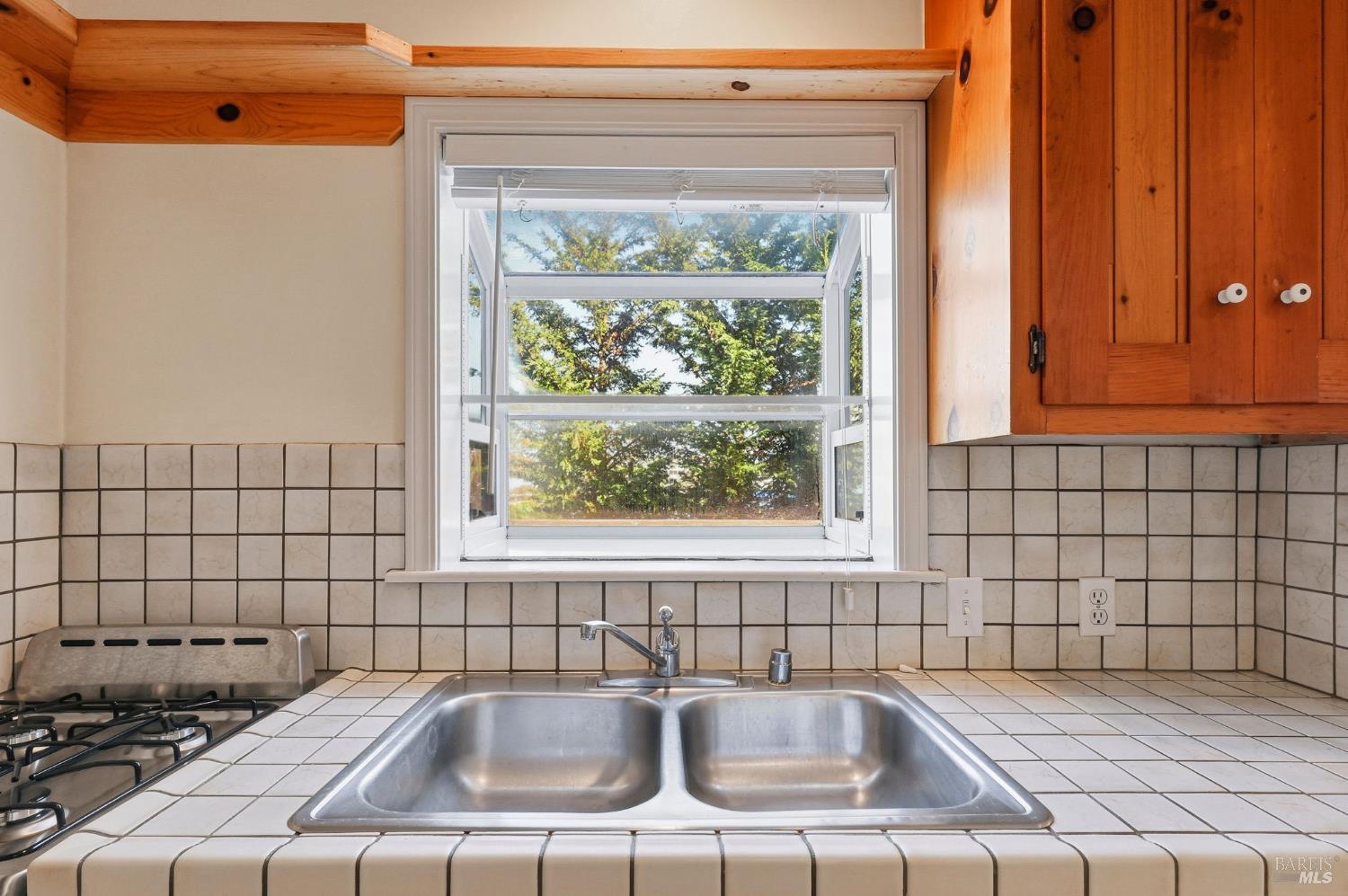 Detail Gallery Image 13 of 33 For 834 Meadowsweet Dr, Corte Madera,  CA 94925 - 3 Beds | 3 Baths