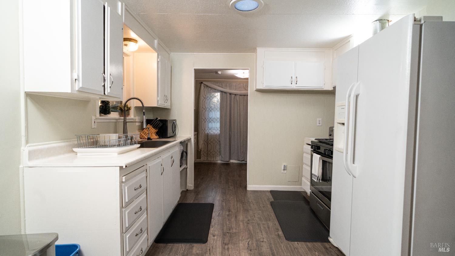 Detail Gallery Image 14 of 53 For 401 Frisbie Ave, Santa Rosa,  CA 95407 - 3 Beds | 2 Baths