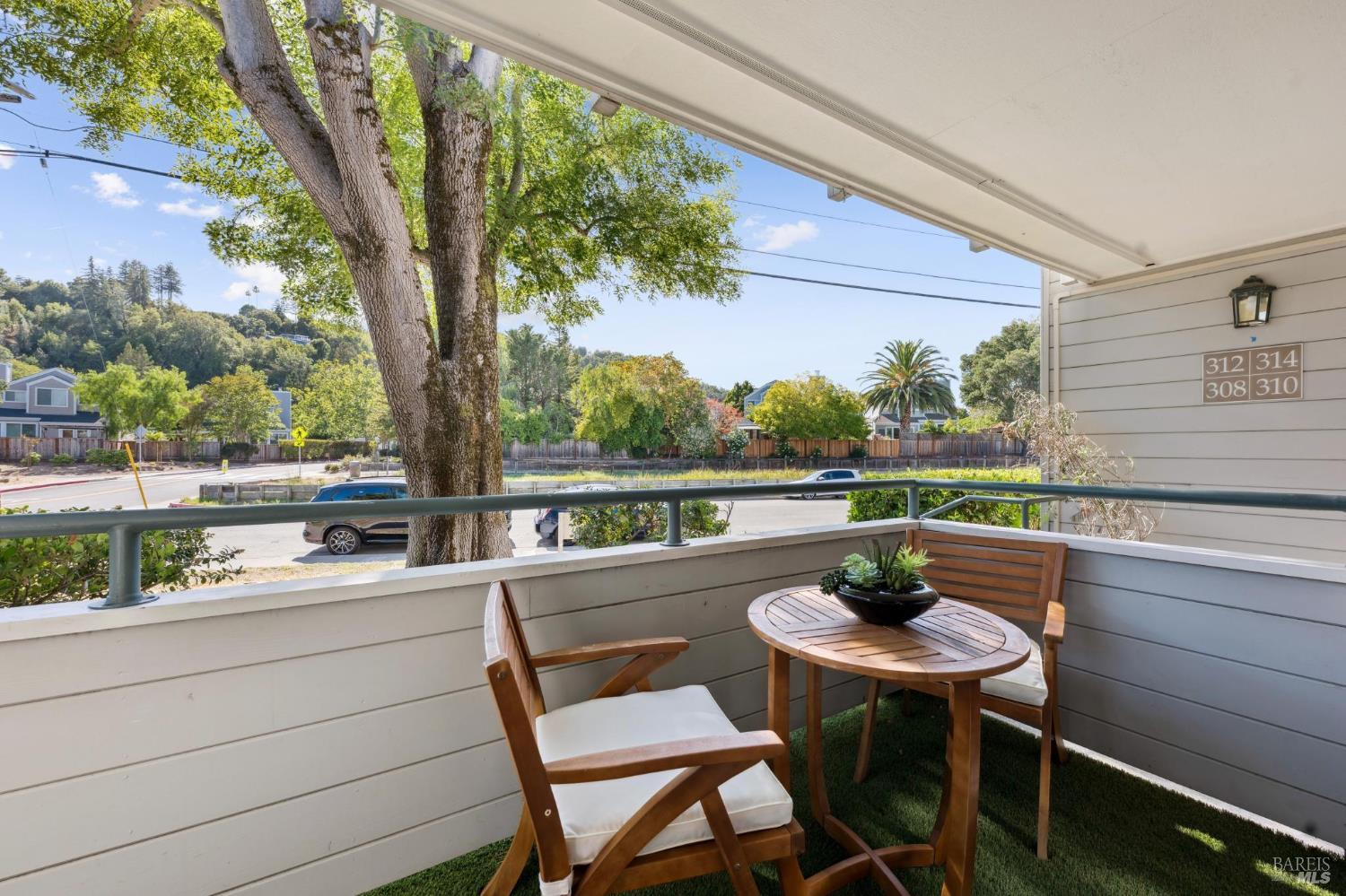 Detail Gallery Image 9 of 30 For 310 Larkspur Plaza Dr, Larkspur,  CA 94939 - 2 Beds | 1 Baths