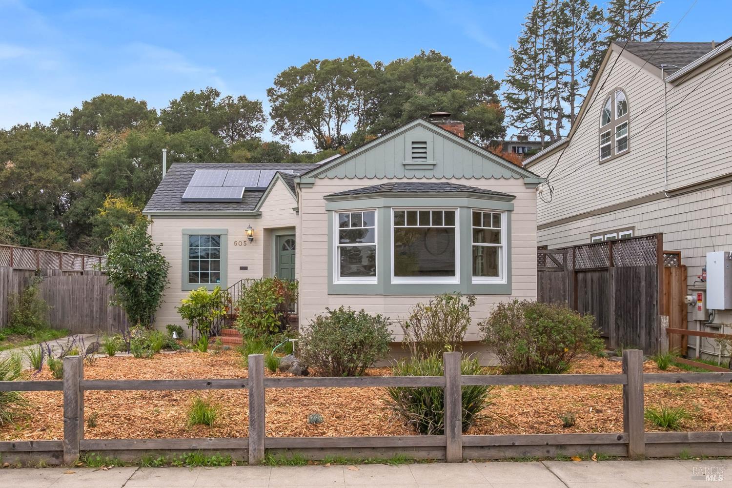 Detail Gallery Image 8 of 43 For 605 Baker St, Petaluma,  CA 94952 - 2 Beds | 1/1 Baths