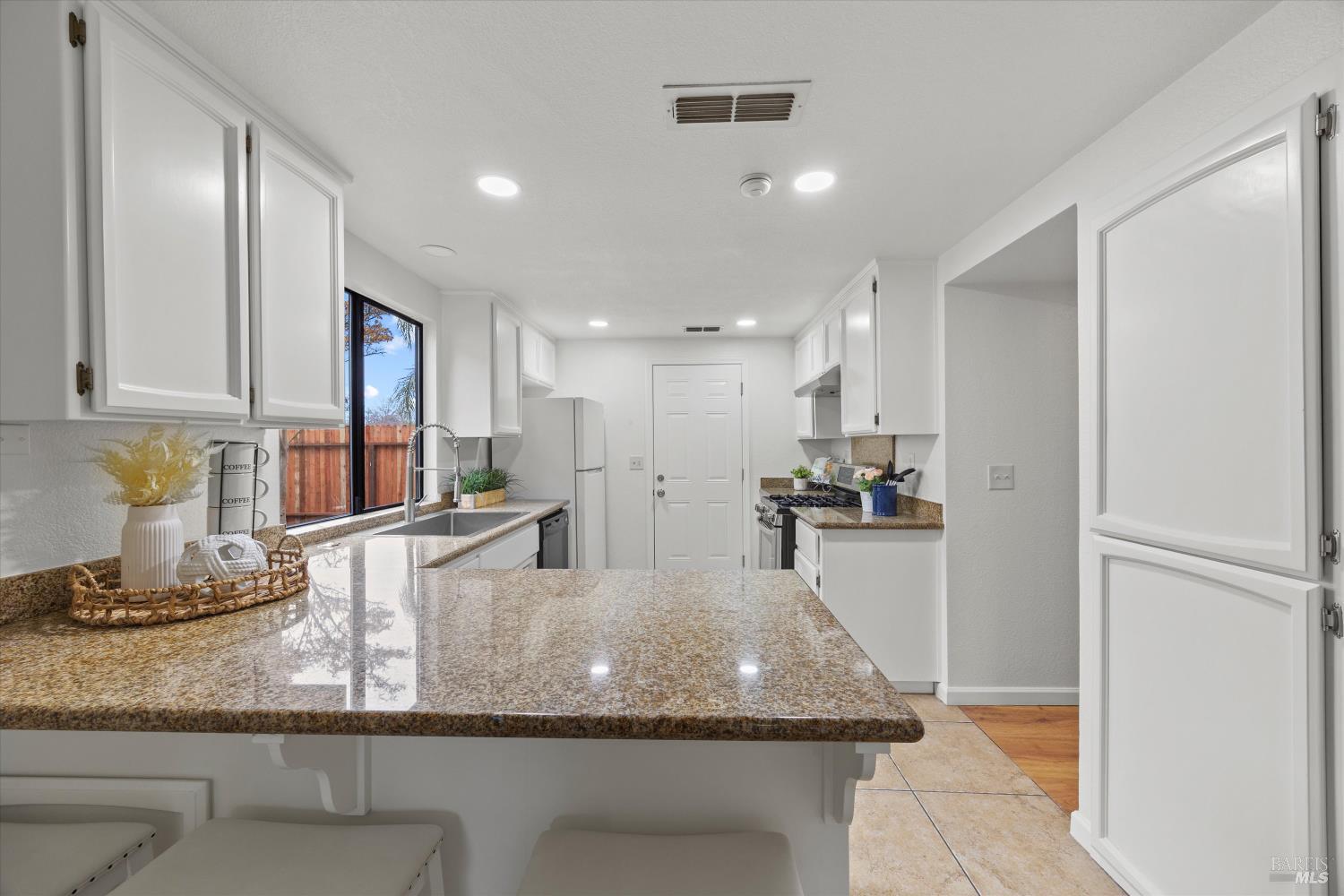 Detail Gallery Image 8 of 28 For 706 Peregrine Way, Vacaville,  CA 95687 - 3 Beds | 2/1 Baths