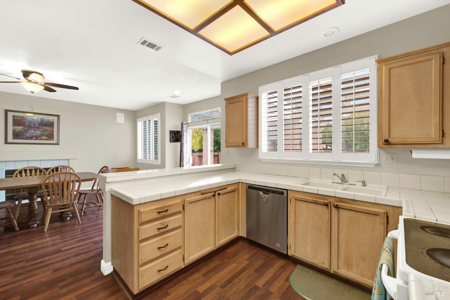 Detail Gallery Image 11 of 33 For 805 Gazebo Ct, Suisun City,  CA 94585 - 4 Beds | 2/1 Baths