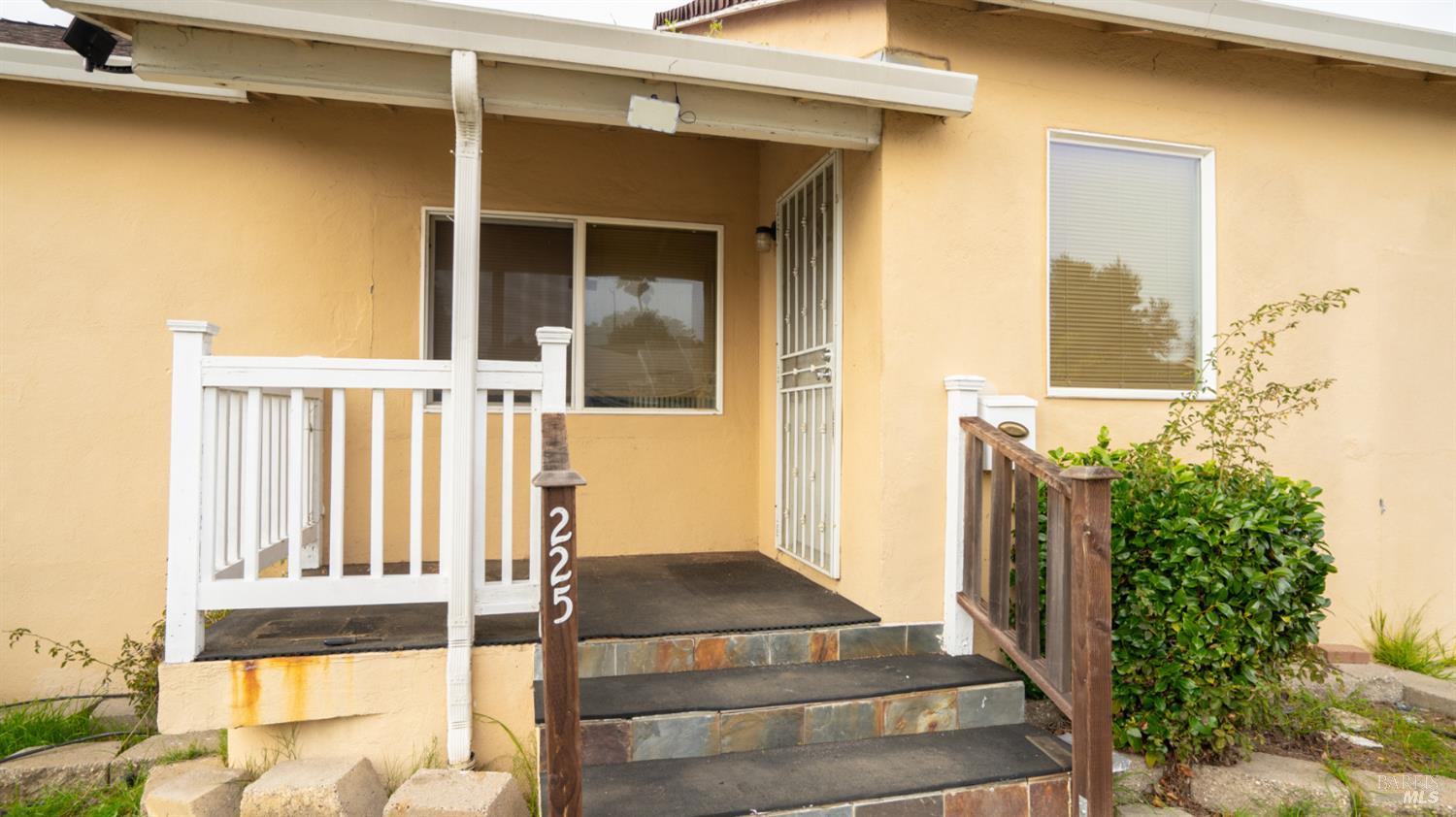 Detail Gallery Image 3 of 25 For 225 Gary Cir, Vallejo,  CA 94591 - 3 Beds | 1 Baths