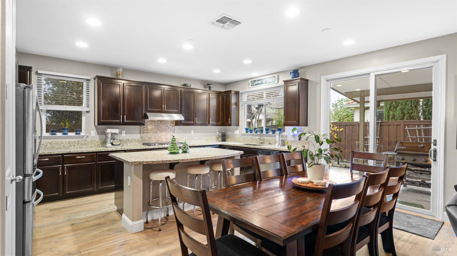 Detail Gallery Image 10 of 46 For 931 Noble Rd, Vacaville,  CA 95688 - 5 Beds | 3 Baths