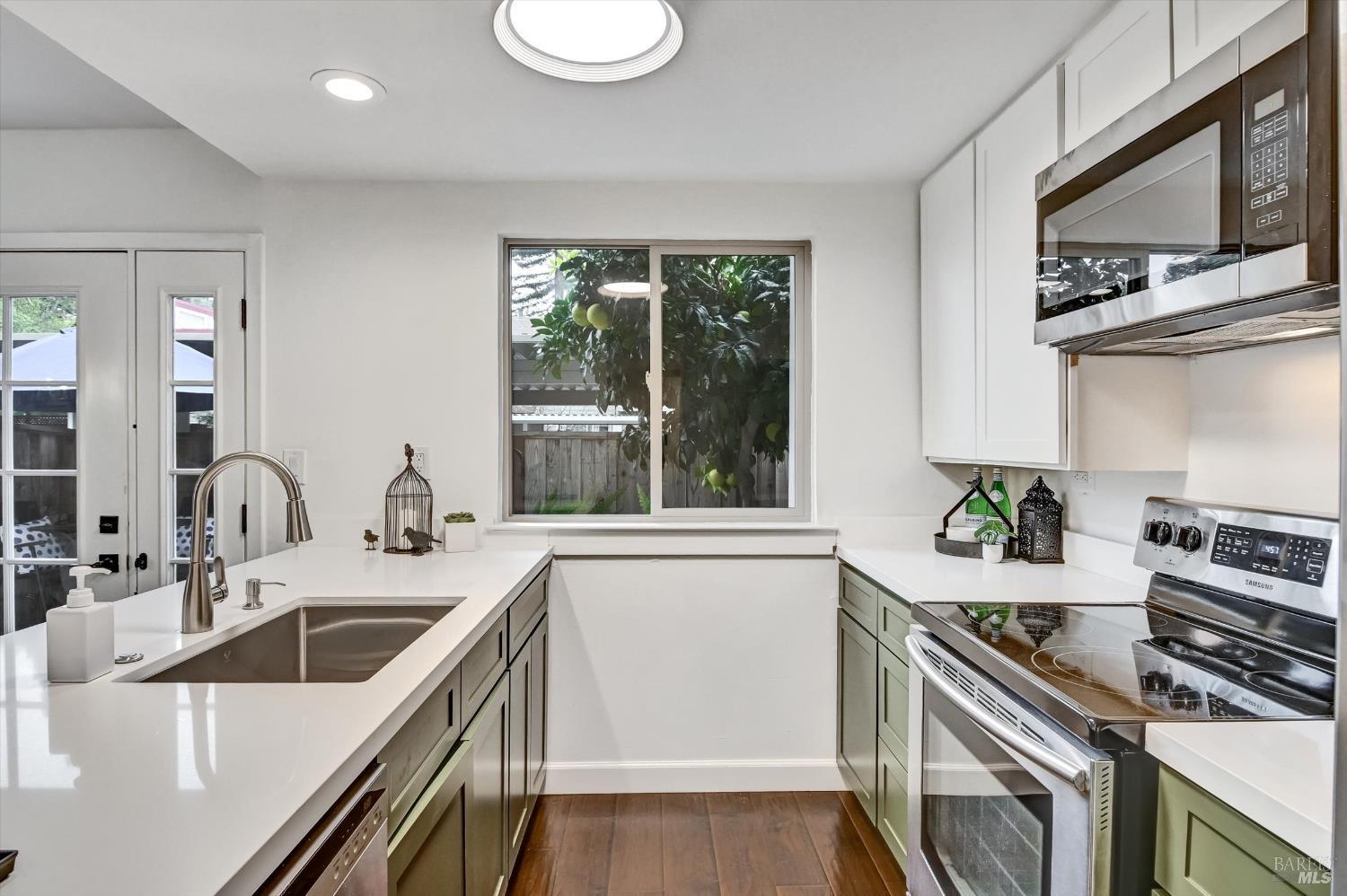 Detail Gallery Image 4 of 33 For 106 Albion Ct, Novato,  CA 94947 - 3 Beds | 2/1 Baths