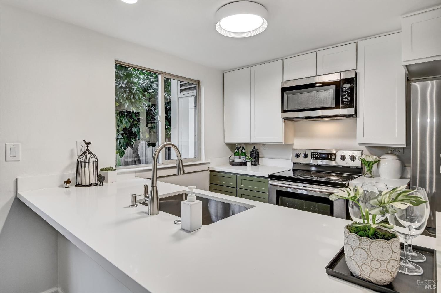 Detail Gallery Image 7 of 33 For 106 Albion Ct, Novato,  CA 94947 - 3 Beds | 2/1 Baths