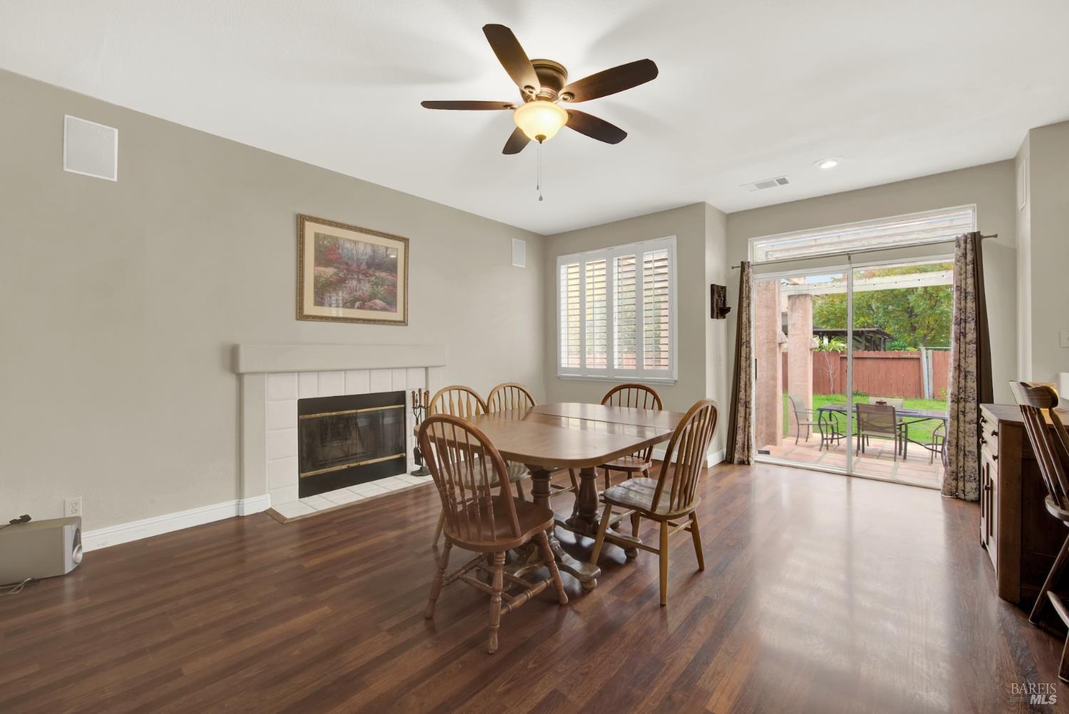 Detail Gallery Image 7 of 33 For 805 Gazebo Ct, Suisun City,  CA 94585 - 4 Beds | 2/1 Baths