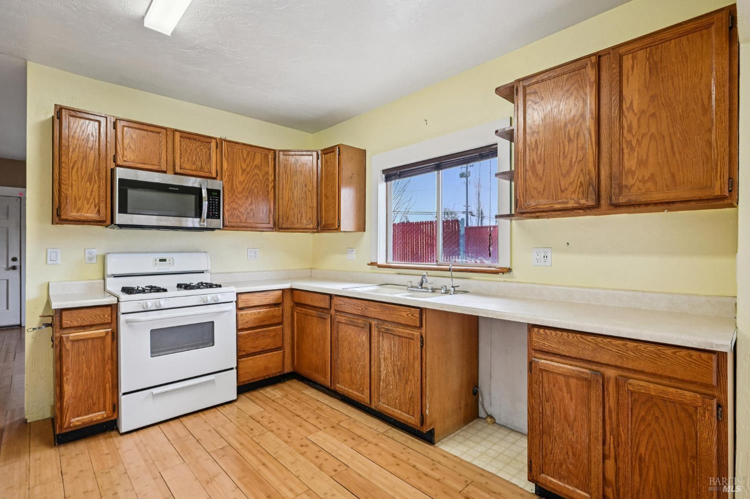 Detail Gallery Image 5 of 35 For 1127 Cleveland Ave, Santa Rosa,  CA 95401 - 2 Beds | 1/1 Baths