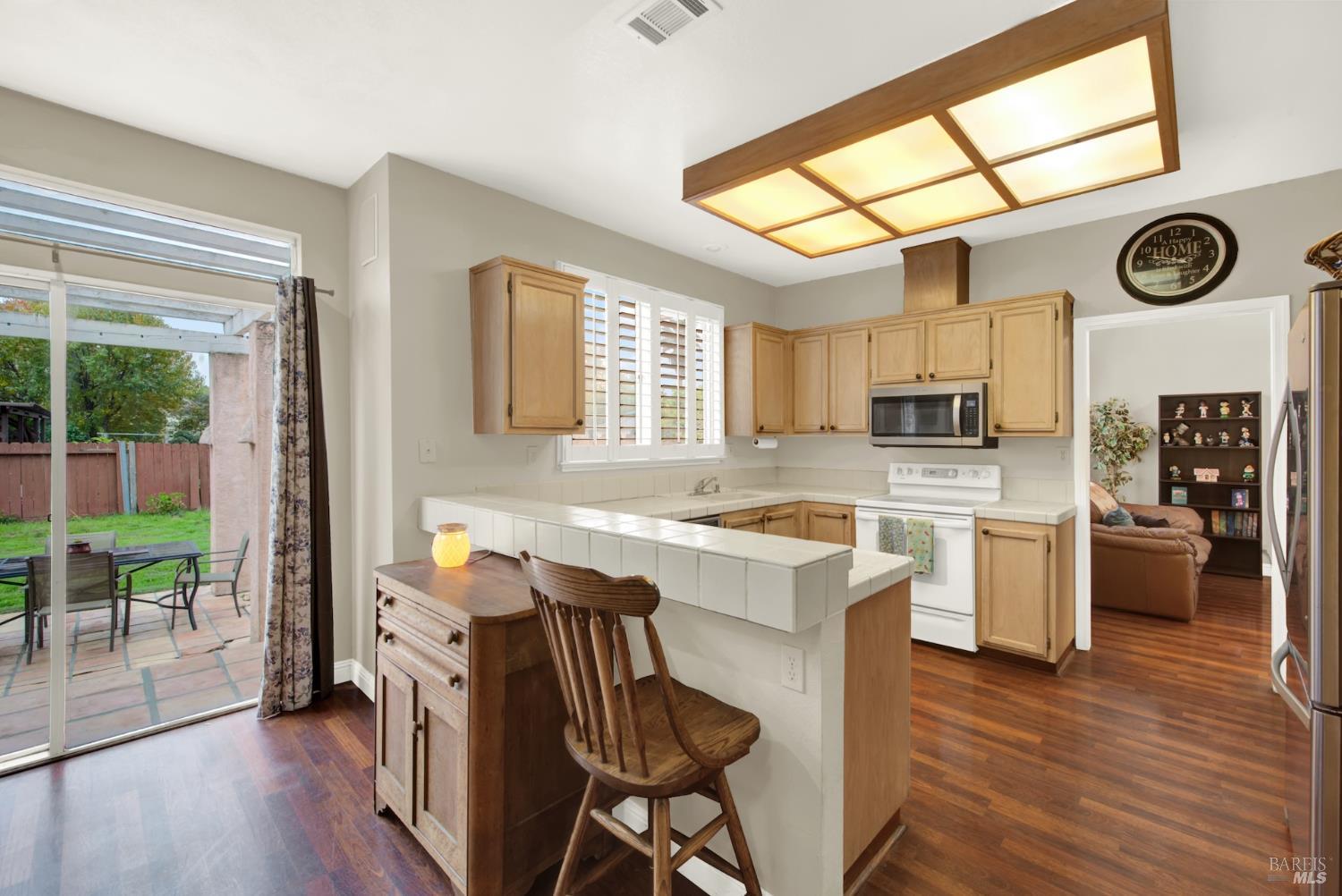 Detail Gallery Image 9 of 33 For 805 Gazebo Ct, Suisun City,  CA 94585 - 4 Beds | 2/1 Baths