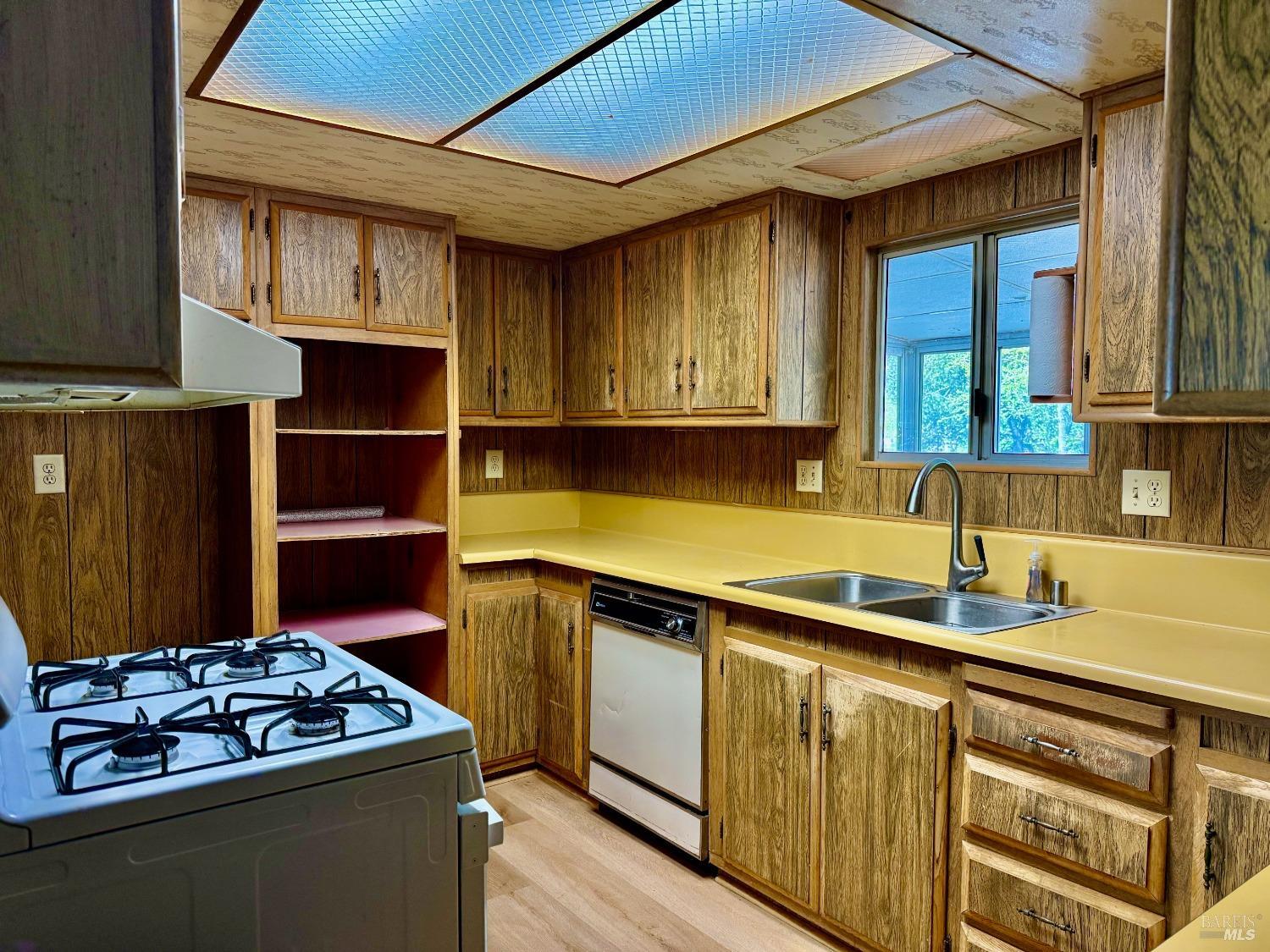 Detail Gallery Image 4 of 19 For 127 Salisbury Cir, Santa Rosa,  CA 95401 - 2 Beds | 2 Baths