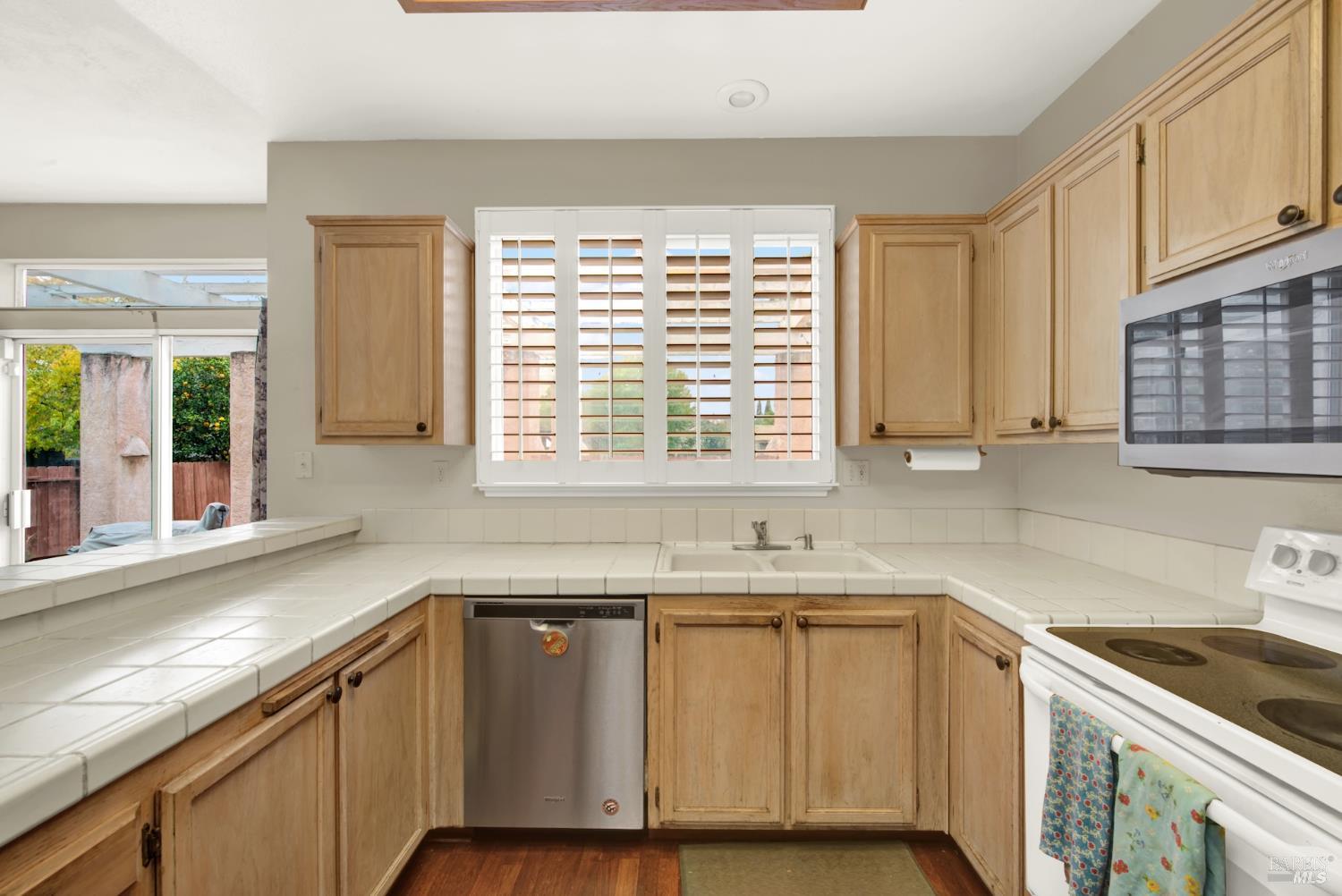 Detail Gallery Image 10 of 33 For 805 Gazebo Ct, Suisun City,  CA 94585 - 4 Beds | 2/1 Baths