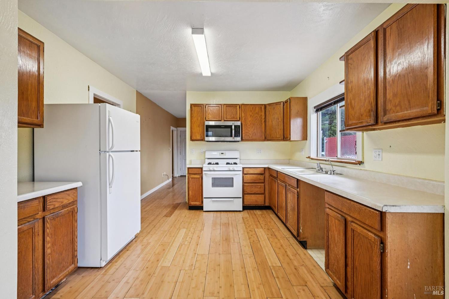 Detail Gallery Image 4 of 35 For 1127 Cleveland Ave, Santa Rosa,  CA 95401 - 2 Beds | 1/1 Baths