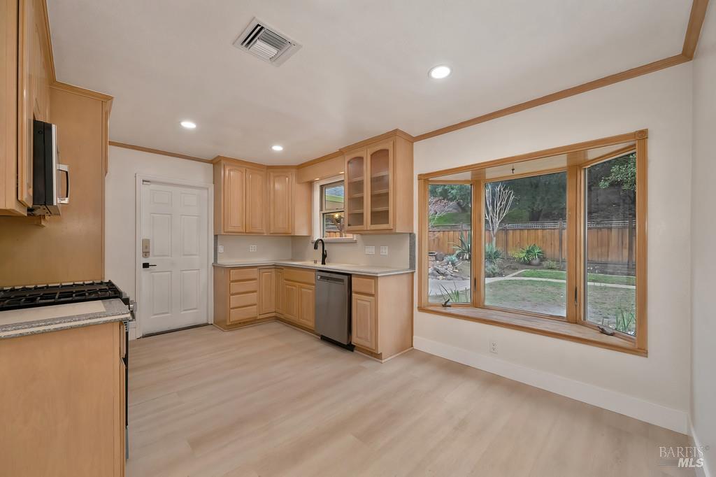 Detail Gallery Image 3 of 48 For 1342 Monteith Dr, Vallejo,  CA 94590 - 2 Beds | 2 Baths