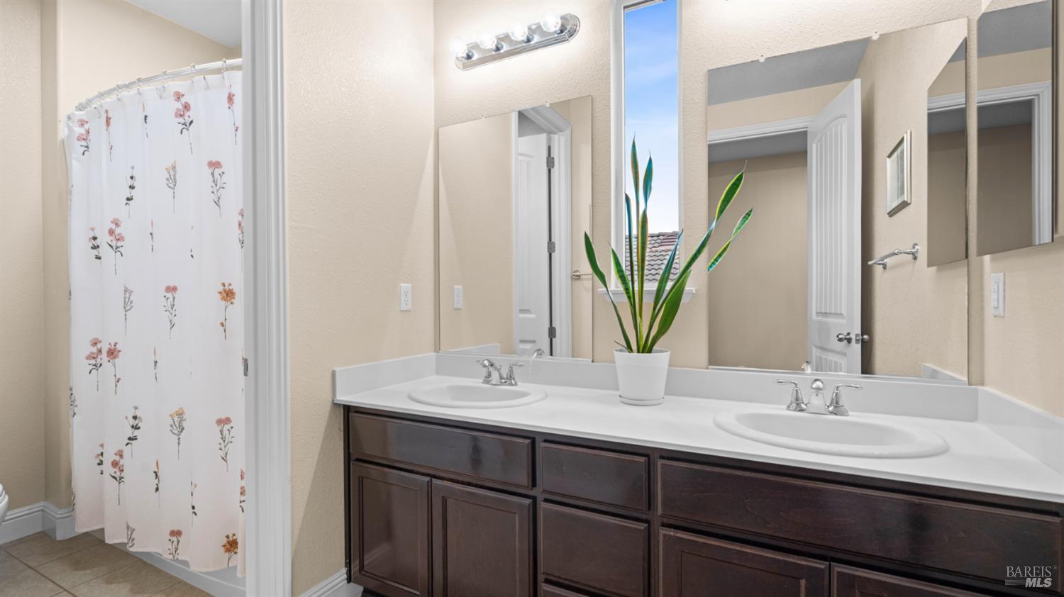 Detail Gallery Image 31 of 46 For 931 Noble Rd, Vacaville,  CA 95688 - 5 Beds | 3 Baths