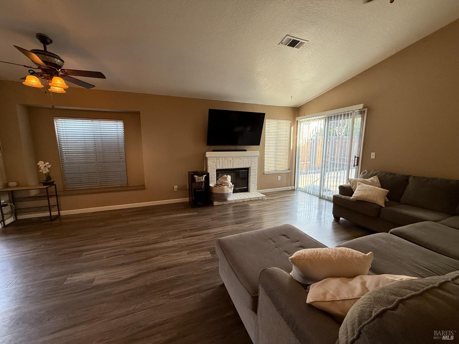 Detail Gallery Image 3 of 17 For 248 Colby Dr, Vacaville,  CA 95687 - 3 Beds | 2 Baths