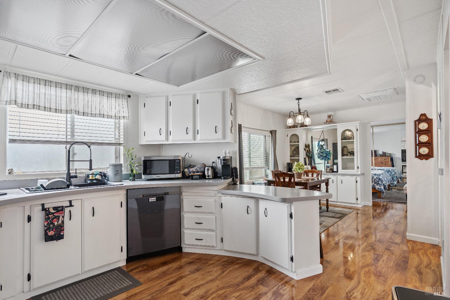 Detail Gallery Image 7 of 14 For 8155 Willow St, Windsor,  CA 95492 - 2 Beds | 2 Baths