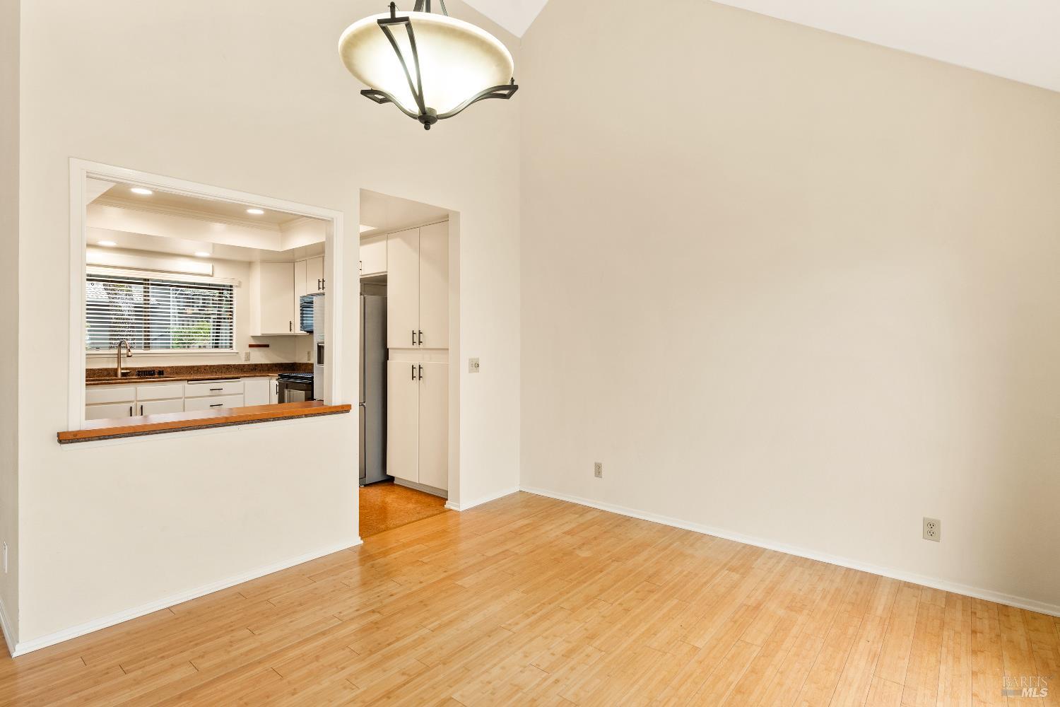 Detail Gallery Image 5 of 24 For 14 Oak Forest Ln, Santa Rosa,  CA 95409 - 2 Beds | 2 Baths