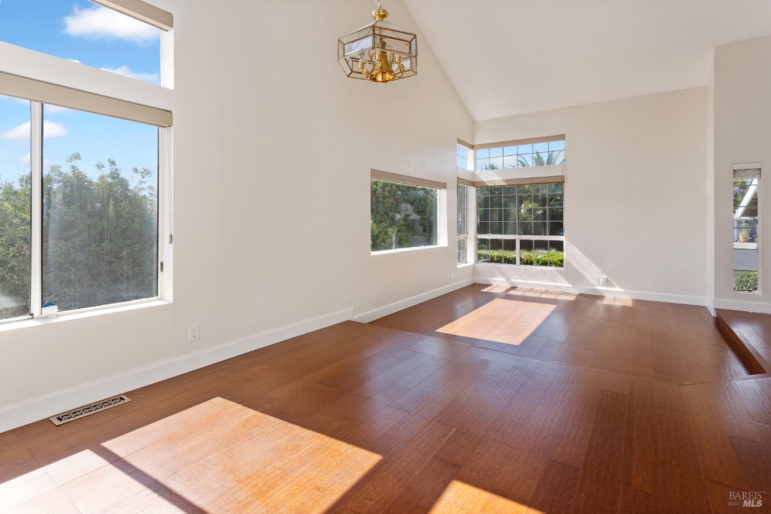 Detail Gallery Image 11 of 21 For 8 Caribe Isle, Novato,  CA 94062 - 4 Beds | 3 Baths