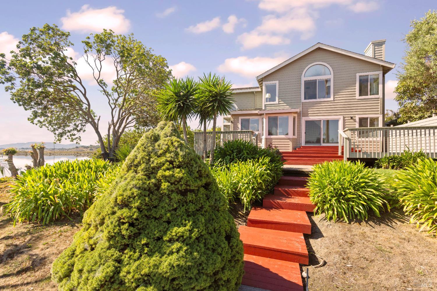 Detail Gallery Image 16 of 21 For 8 Caribe Isle, Novato,  CA 94062 - 4 Beds | 3 Baths