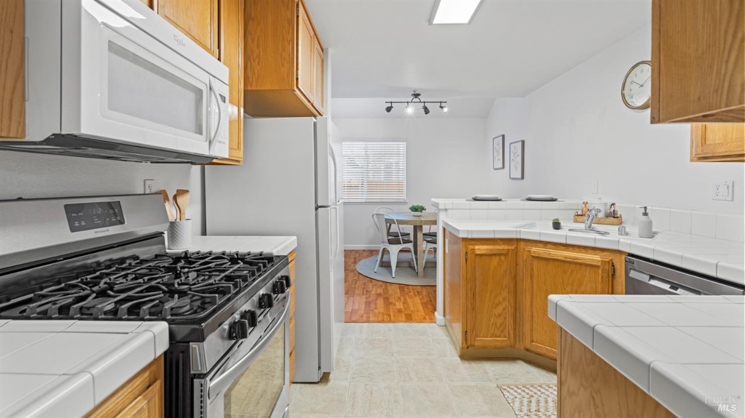 Detail Gallery Image 14 of 31 For 1714 Zinfandel Dr, Petaluma,  CA 94954 - 3 Beds | 2/1 Baths