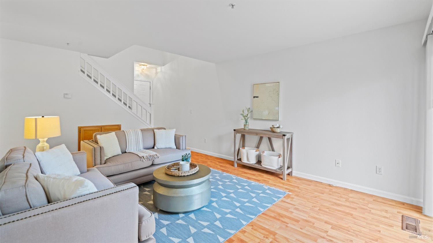 Detail Gallery Image 8 of 31 For 1714 Zinfandel Dr, Petaluma,  CA 94954 - 3 Beds | 2/1 Baths