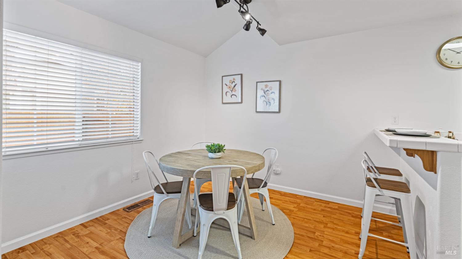 Detail Gallery Image 9 of 31 For 1714 Zinfandel Dr, Petaluma,  CA 94954 - 3 Beds | 2/1 Baths