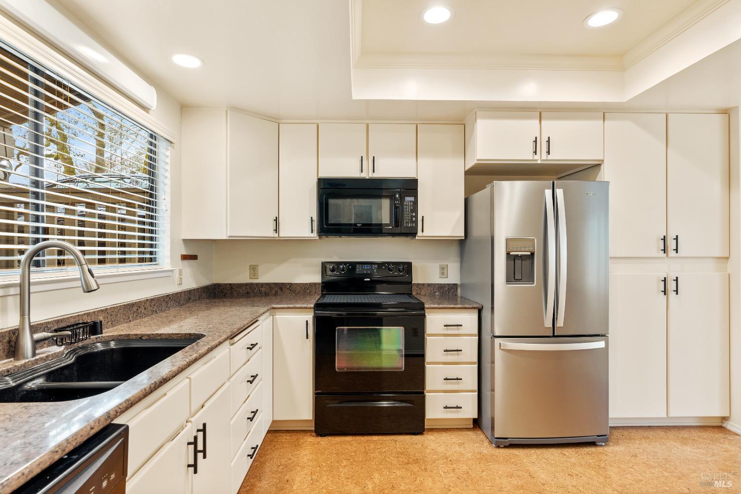 Detail Gallery Image 8 of 24 For 14 Oak Forest Ln, Santa Rosa,  CA 95409 - 2 Beds | 2 Baths