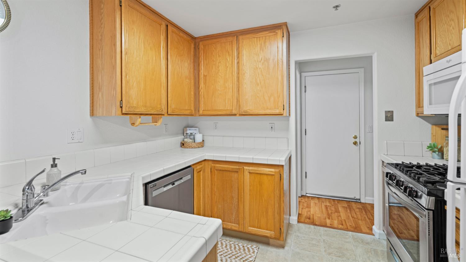 Detail Gallery Image 11 of 31 For 1714 Zinfandel Dr, Petaluma,  CA 94954 - 3 Beds | 2/1 Baths