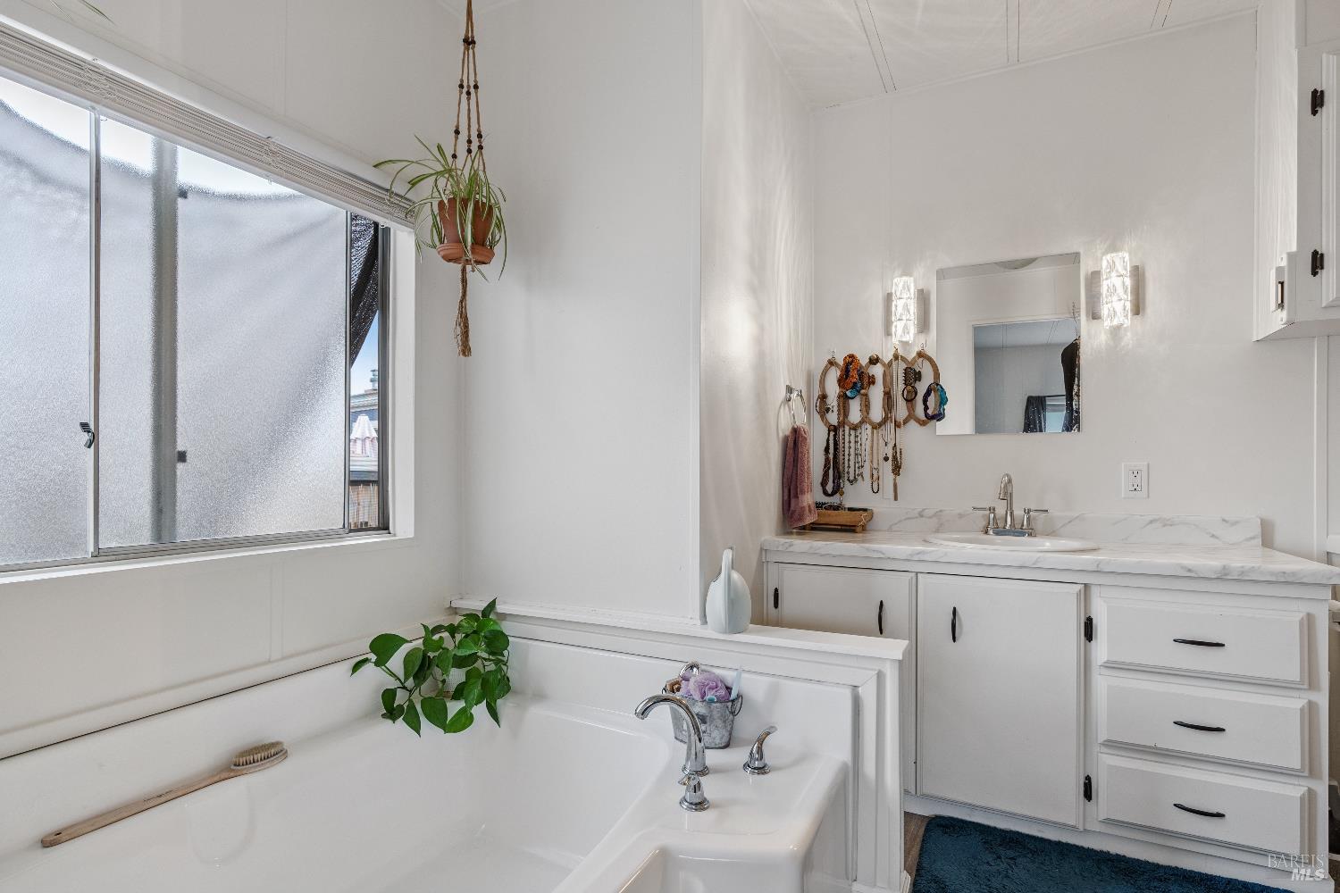 Detail Gallery Image 11 of 14 For 8155 Willow St, Windsor,  CA 95492 - 2 Beds | 2 Baths