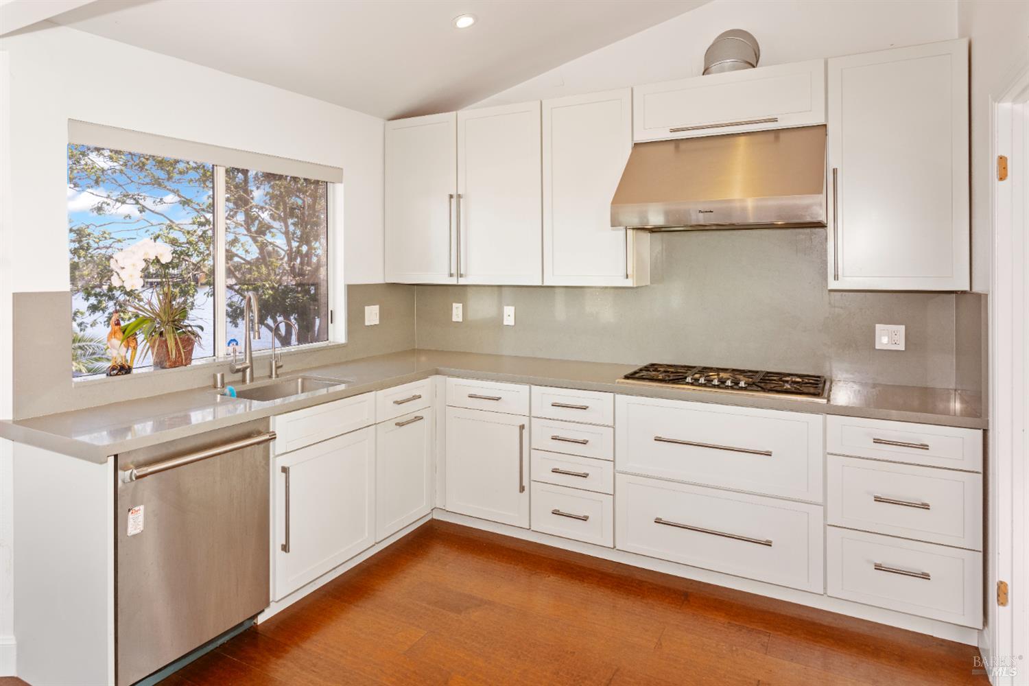 Detail Gallery Image 4 of 21 For 8 Caribe Isle, Novato,  CA 94062 - 4 Beds | 3 Baths