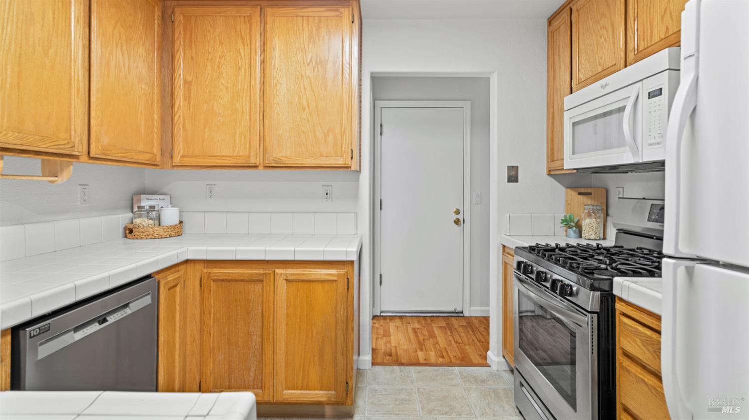 Detail Gallery Image 12 of 31 For 1714 Zinfandel Dr, Petaluma,  CA 94954 - 3 Beds | 2/1 Baths