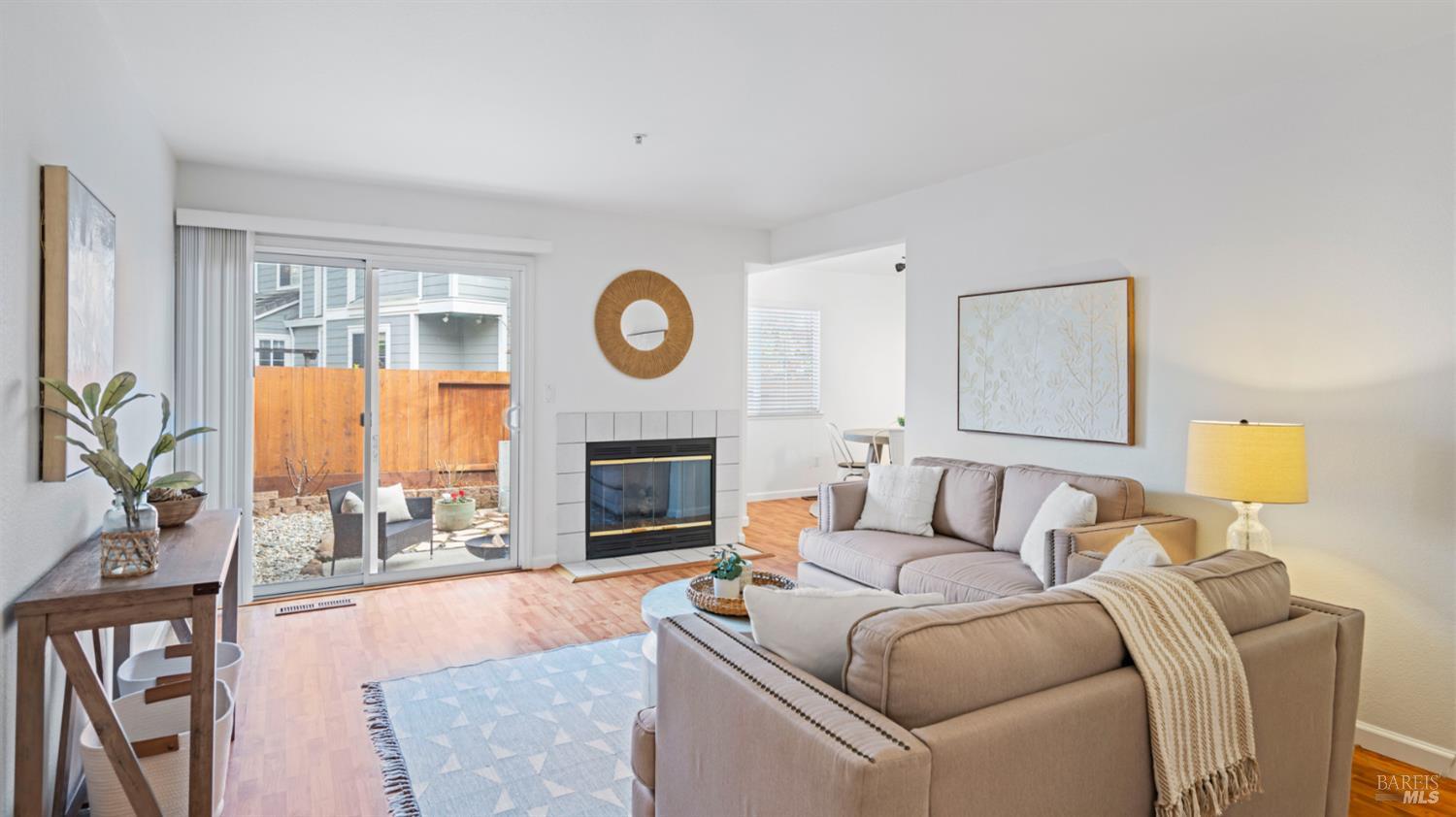 Detail Gallery Image 5 of 31 For 1714 Zinfandel Dr, Petaluma,  CA 94954 - 3 Beds | 2/1 Baths