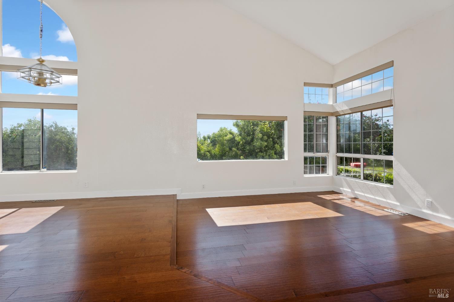 Detail Gallery Image 10 of 21 For 8 Caribe Isle, Novato,  CA 94062 - 4 Beds | 3 Baths