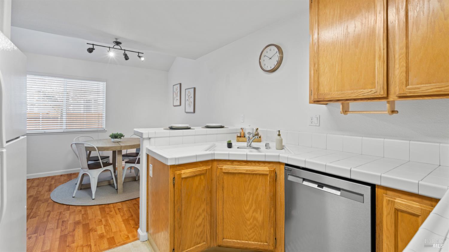 Detail Gallery Image 15 of 31 For 1714 Zinfandel Dr, Petaluma,  CA 94954 - 3 Beds | 2/1 Baths