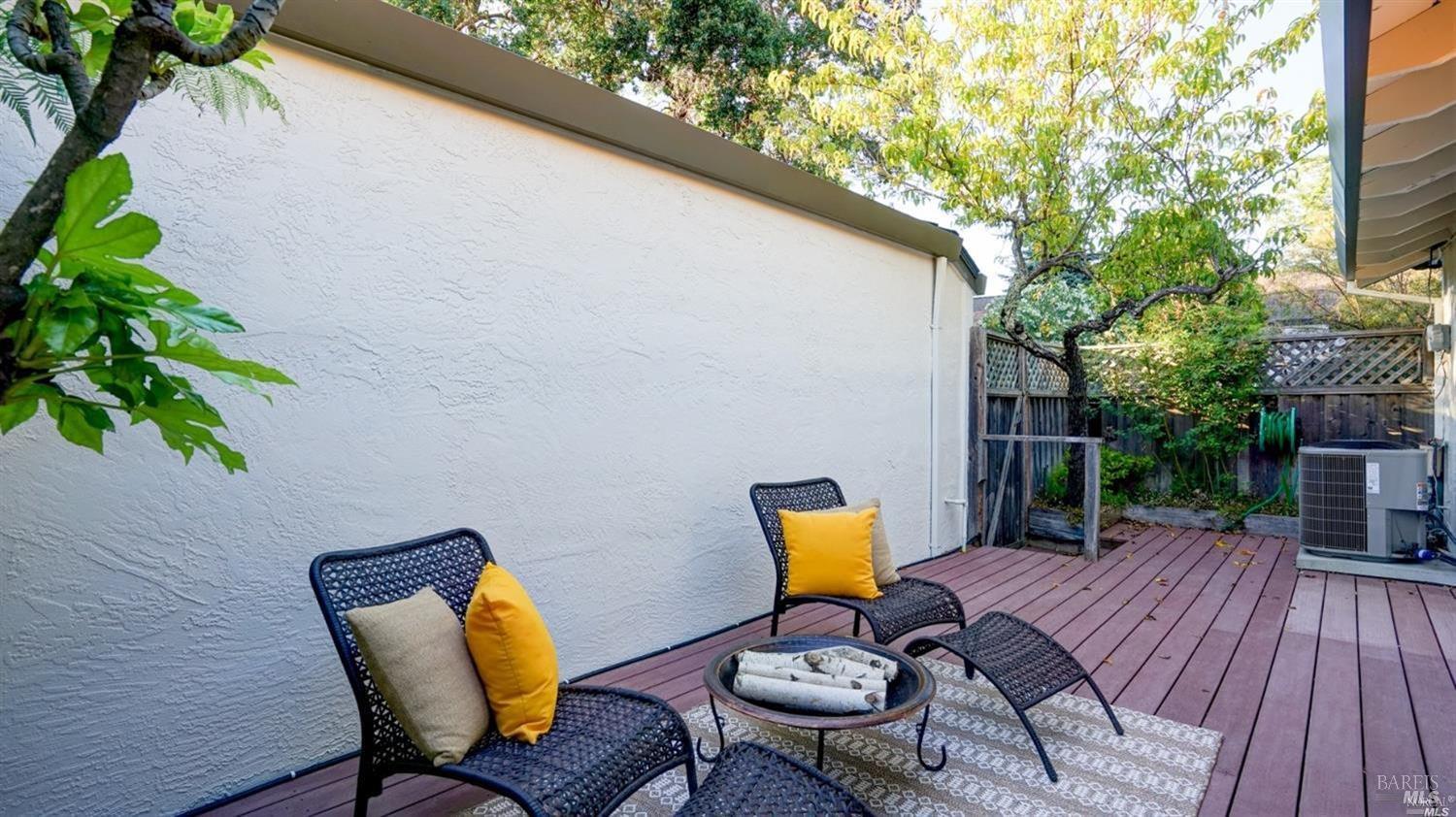 Detail Gallery Image 15 of 29 For 16 Tudor Ct, San Rafael,  CA 94903 - 2 Beds | 2 Baths