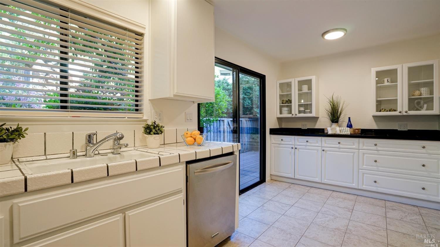 Detail Gallery Image 7 of 29 For 16 Tudor Ct, San Rafael,  CA 94903 - 2 Beds | 2 Baths