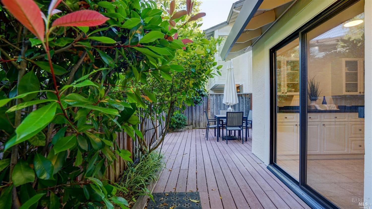 Detail Gallery Image 9 of 29 For 16 Tudor Ct, San Rafael,  CA 94903 - 2 Beds | 2 Baths