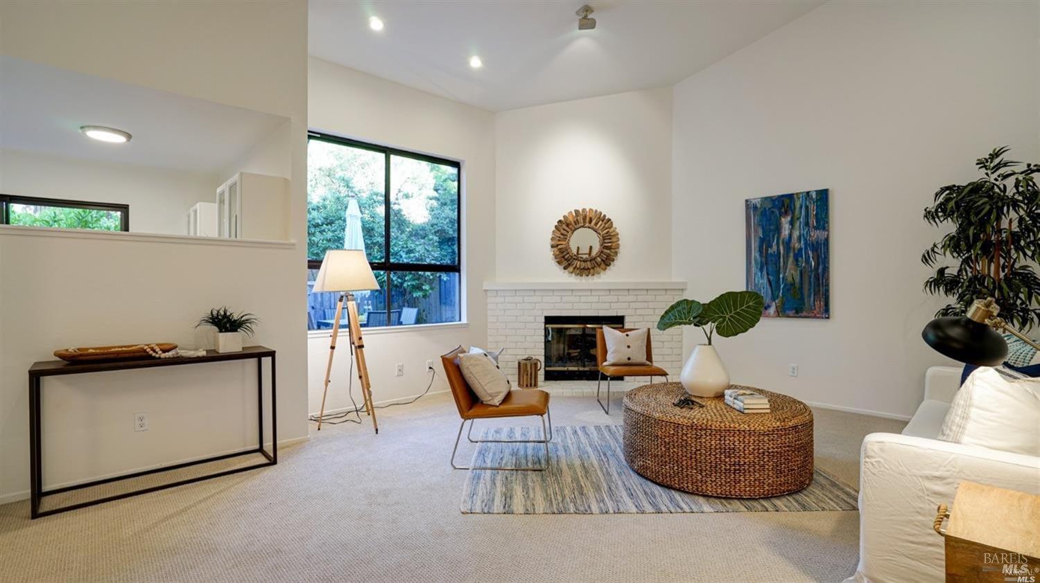 Detail Gallery Image 2 of 29 For 16 Tudor Ct, San Rafael,  CA 94903 - 2 Beds | 2 Baths