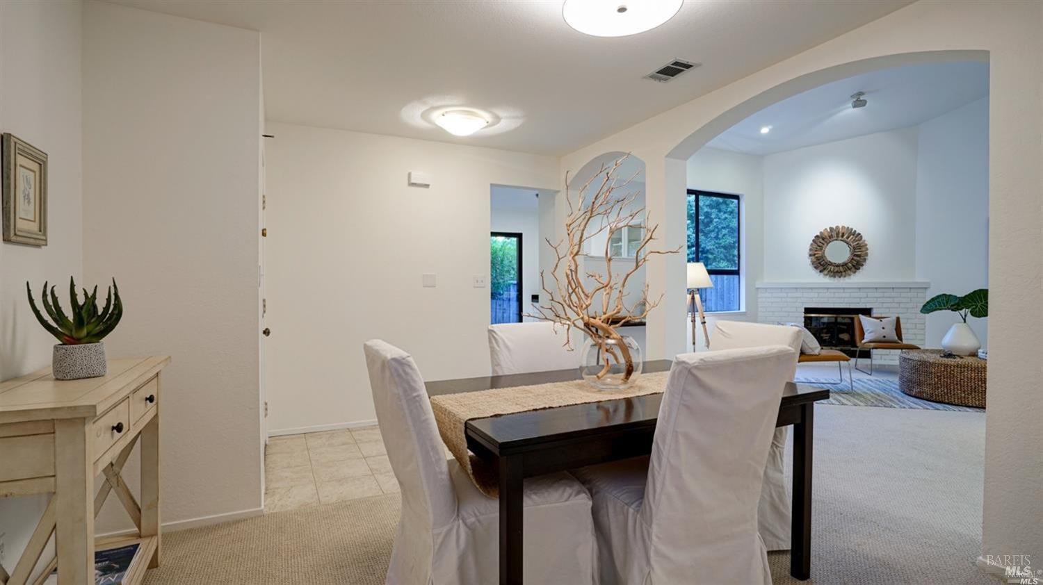 Detail Gallery Image 4 of 29 For 16 Tudor Ct, San Rafael,  CA 94903 - 2 Beds | 2 Baths