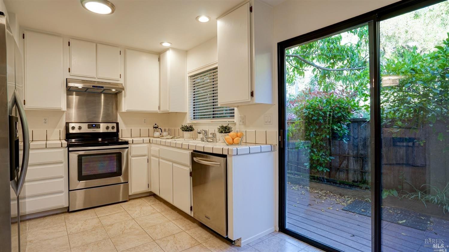 Detail Gallery Image 8 of 29 For 16 Tudor Ct, San Rafael,  CA 94903 - 2 Beds | 2 Baths