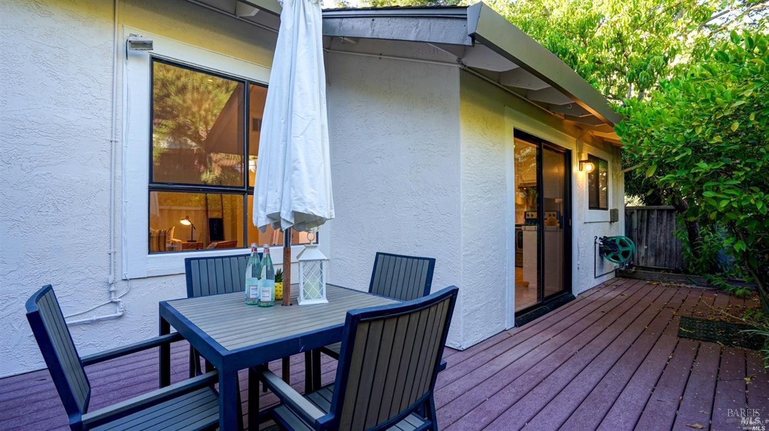 Detail Gallery Image 10 of 29 For 16 Tudor Ct, San Rafael,  CA 94903 - 2 Beds | 2 Baths